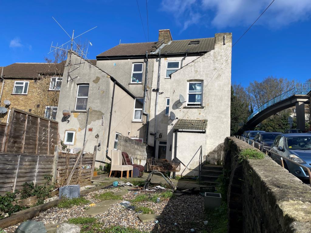 Lot: 66 - RESIDENTIAL INVESTMENT PRODUCING GOOD INCOME - Rear of end-terrace property showing four storeys
